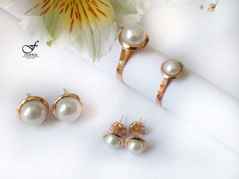 Juegos de aretes y sortijas de perlas, elegancia eterna